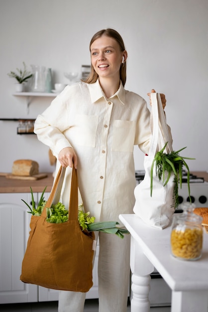 Vista frontal mujer sosteniendo bolsas