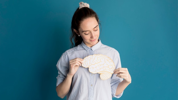 Foto gratuita vista frontal mujer sosteniendo cerebro de papel