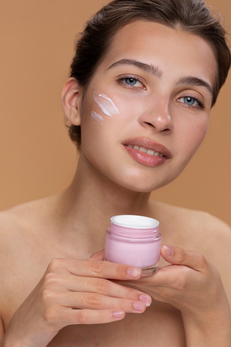 Foto gratuito vista frontal mujer sosteniendo envase de crema