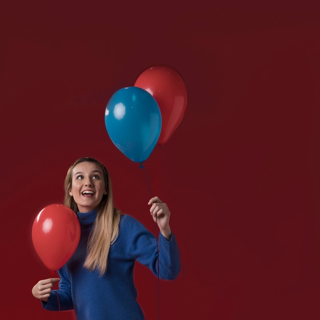 Foto gratuita vista frontal mujer sosteniendo globos