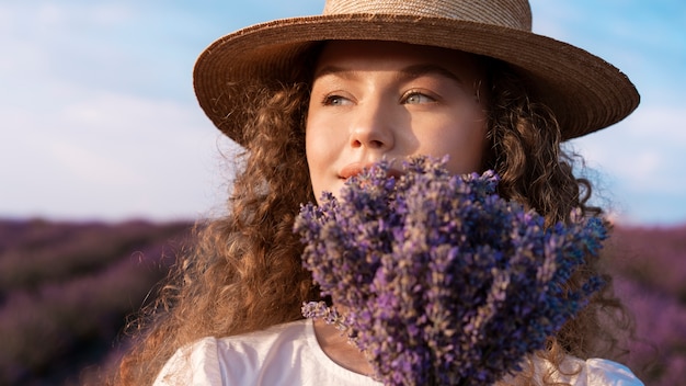 Vista frontal mujer sosteniendo lavanda