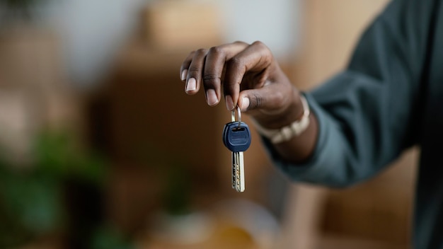 Vista frontal de la mujer sosteniendo las llaves de su nuevo hogar