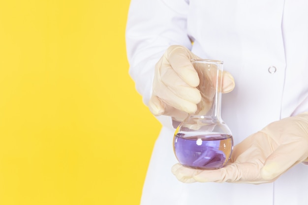 Foto gratuita vista frontal de la mujer sosteniendo el matraz con solución química