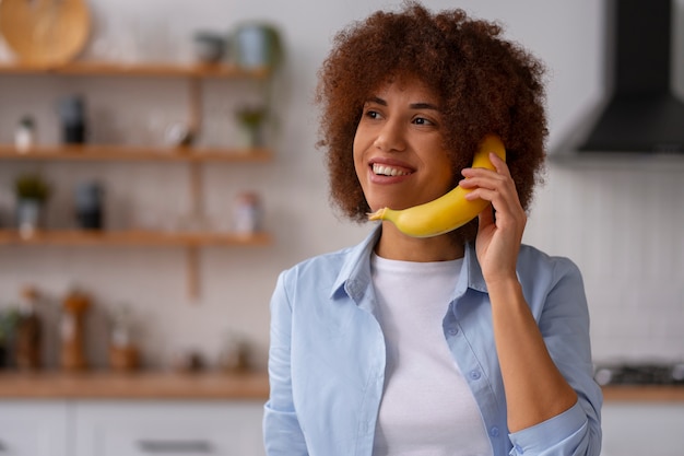 Foto gratuita vista frontal mujer sosteniendo plátano