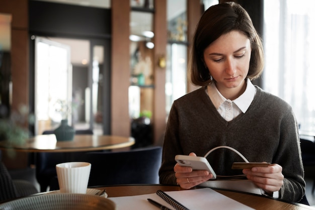 Vista frontal mujer sosteniendo smartphone