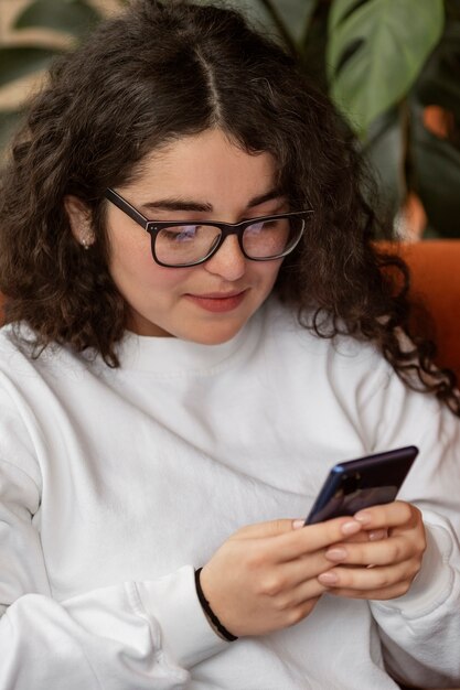 Vista frontal mujer sosteniendo smartphone