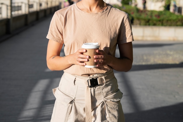 Vista frontal mujer sosteniendo la taza de café