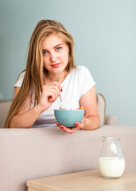 Vista frontal mujer sosteniendo tazón de cereal