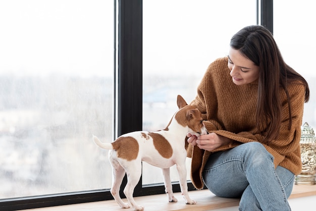 Vista frontal de la mujer y su perro con espacio de copia