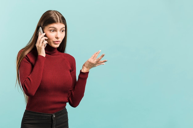 Foto gratuita vista frontal mujer en su teléfono