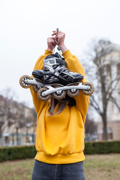 Foto gratuita vista frontal de la mujer en suéter con patines