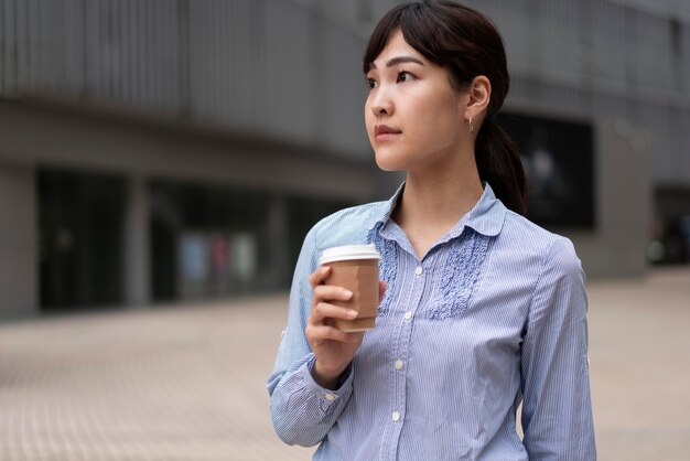 Vista frontal, de, mujer, con, taza de café