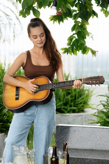 Foto gratuita vista frontal mujer tocando la guitarra