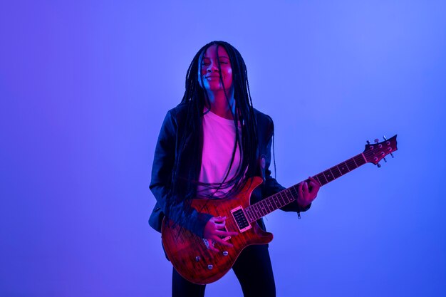 Vista frontal mujer tocando la guitarra