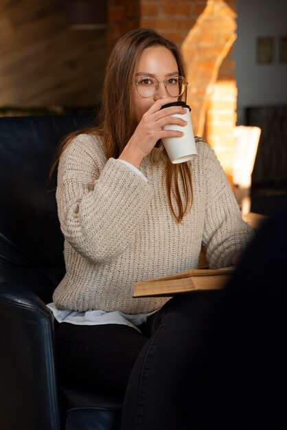 Vista frontal mujer tomando café
