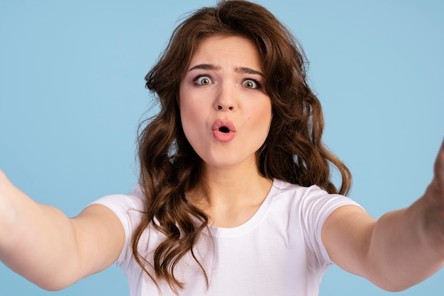 Foto gratuita vista frontal de la mujer tomando un selfie