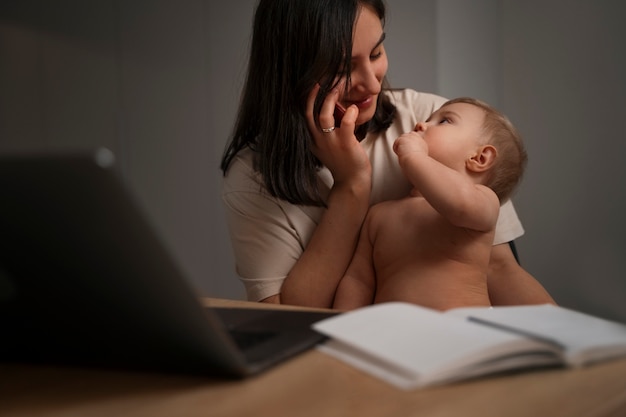 Foto gratuita vista frontal mujer trabajando con bebé