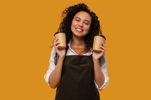 Vista frontal mujer trabajando como barista