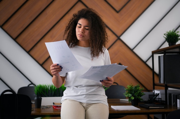 Foto gratuita vista frontal mujer trabajando como economista