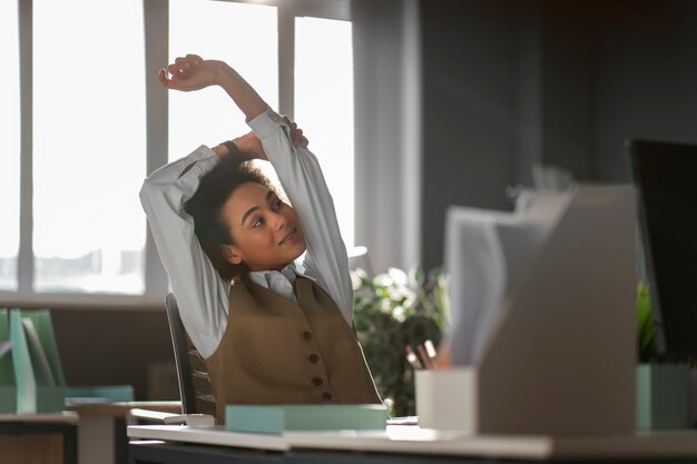 Vista frontal mujer trabajando como economista