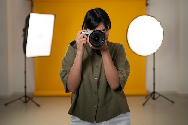 Vista frontal mujer trabajando como fotógrafa