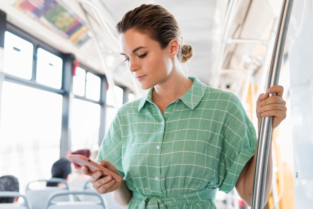 Vista frontal de la mujer en transporte público