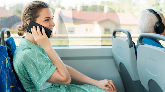 Vista frontal de la mujer en transporte público