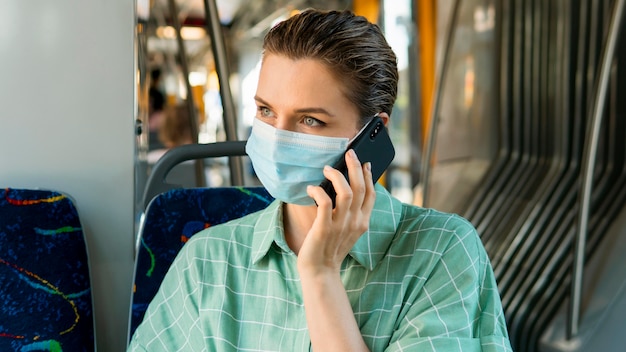 Vista frontal de la mujer en transporte público