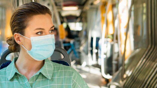 Vista frontal de la mujer en transporte público