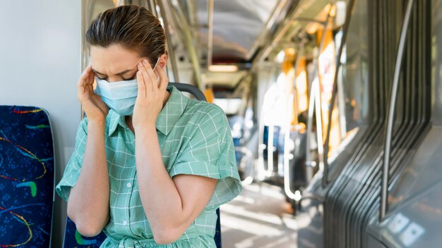 Vista frontal de la mujer en transporte público