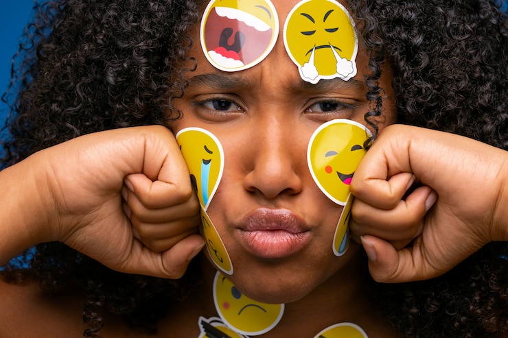 Foto gratuito vista frontal mujer triste con emojis en la cara