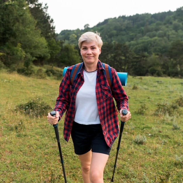 Vista frontal de la mujer turista senior al aire libre