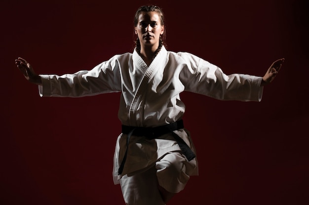 Foto gratuita vista frontal mujer en uniforme de karate blanco