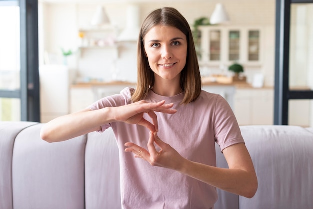 Vista frontal de la mujer usando lenguaje de señas
