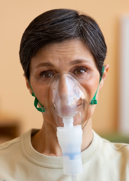 Foto gratuita vista frontal mujer usando nebulizador