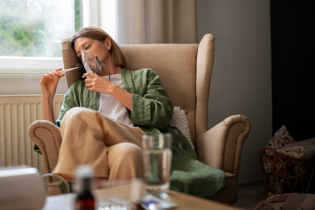 Foto gratuita vista frontal mujer usando nebulizador