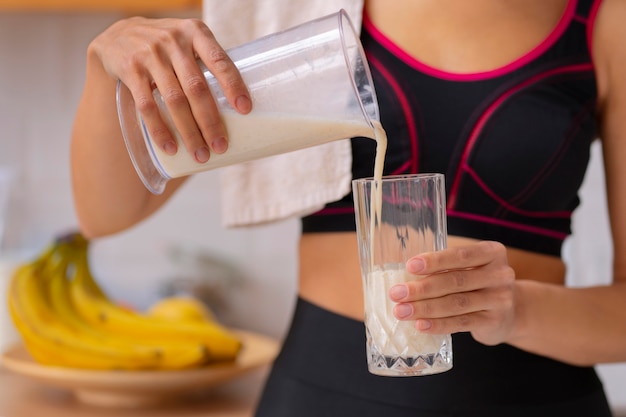 Foto gratuita vista frontal mujer vertiendo leche