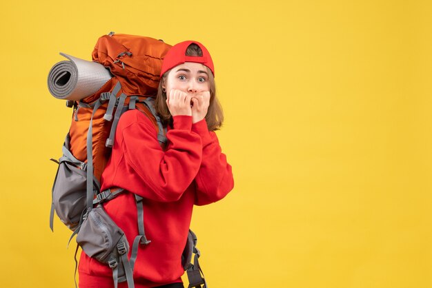 Vista frontal mujer viajero agitado en mochila roja