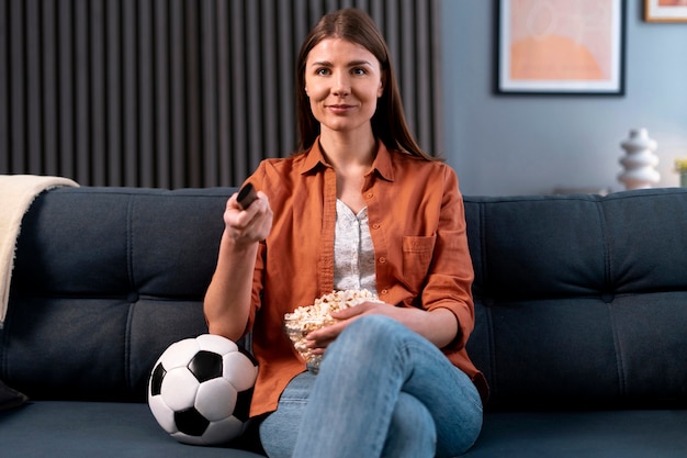 Vista frontal mujer viendo deportes