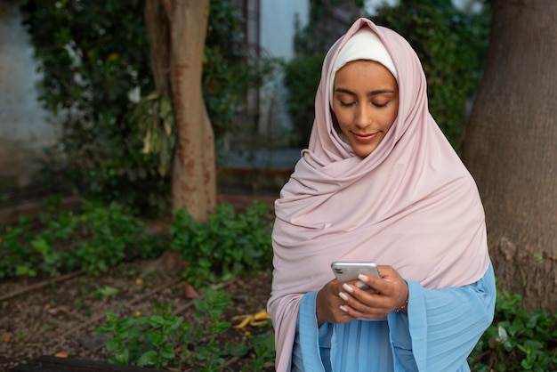 Vista frontal mujer vistiendo halal al aire libre