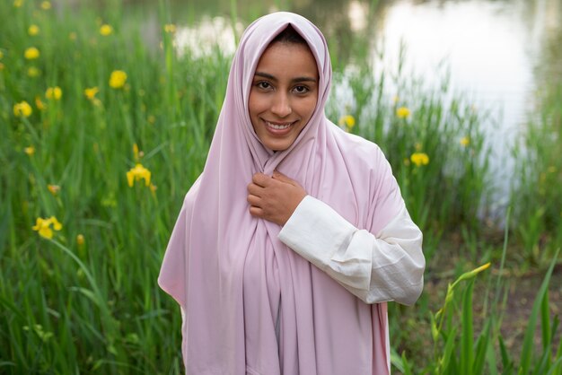 Vista frontal mujer vistiendo halal al aire libre