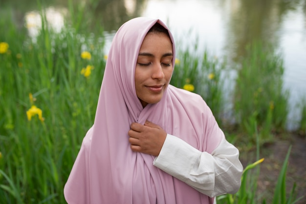 Vista frontal mujer vistiendo halal al aire libre