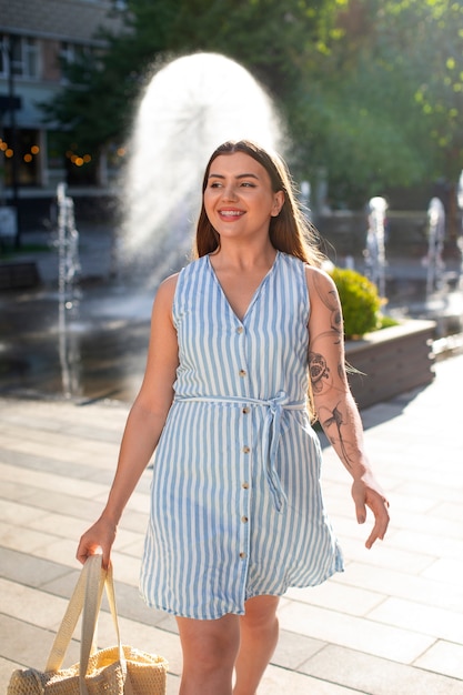 Foto gratuita vista frontal mujer vistiendo un hermoso vestido de verano