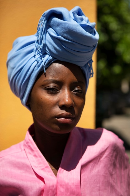 Vista frontal mujer vistiendo hijab