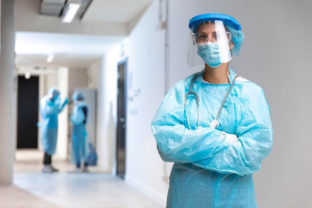 Vista frontal mujer vistiendo ropa protectora en el hospital