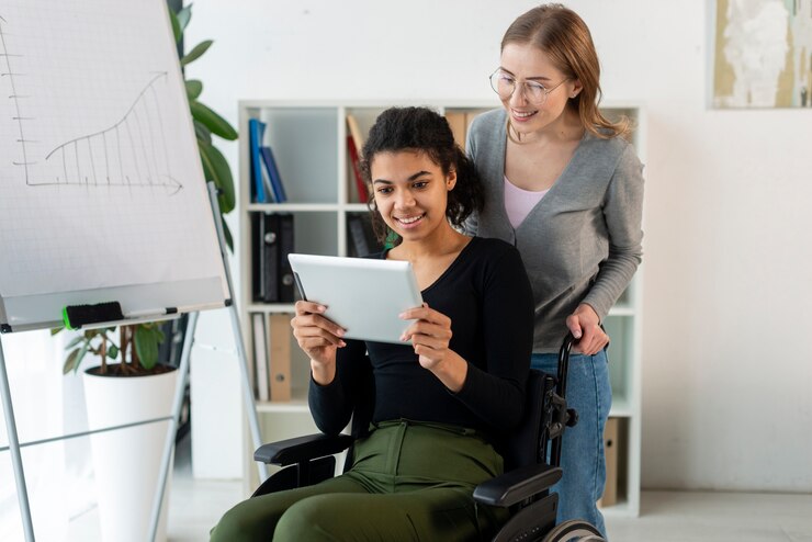 Foto gratuito vista frontal de mujeres adultas navegando en una tableta