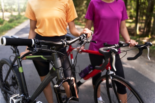 Vista frontal mujeres con bicicletas