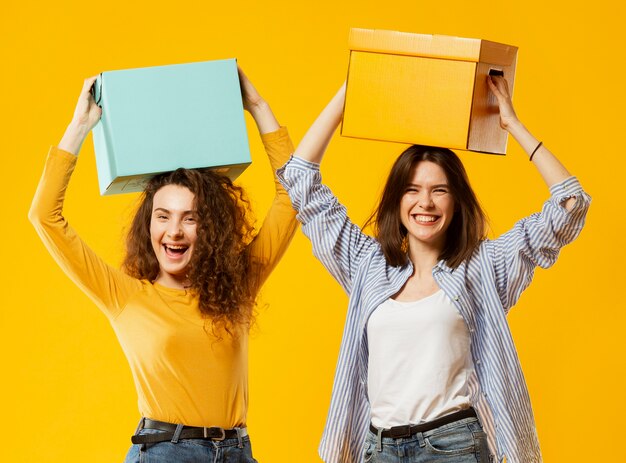 Vista frontal de mujeres con cajas