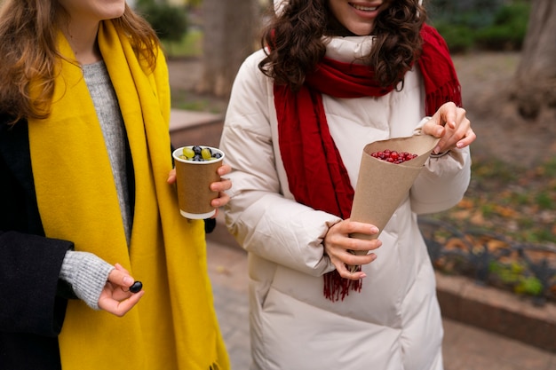 Foto gratuita vista frontal mujeres caminando al aire libre