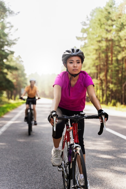 Foto gratuita vista frontal mujeres con casco